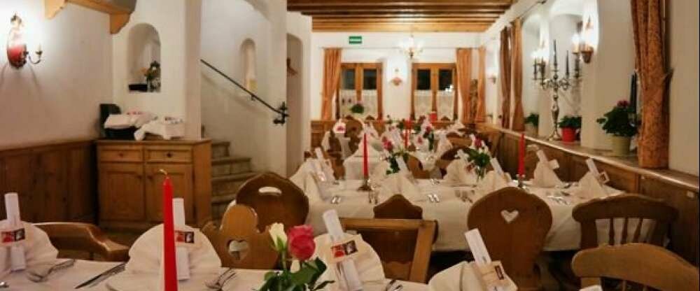 Imsere Nepomukstube befindet sich von der Buchenhainstube aus 6 Stufen nach unten und Richtung Wald. Sie bietet Platz für bis zu 48 Personen und eignet sich sehr gut für größere Feiern. Sie ist halb abgeschlossen von den anderen Räumlichkeiten.