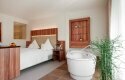Wellness-Zimmer mit freistehender Badewanne