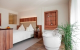 Wellness-Zimmer mit freistehender Badewanne