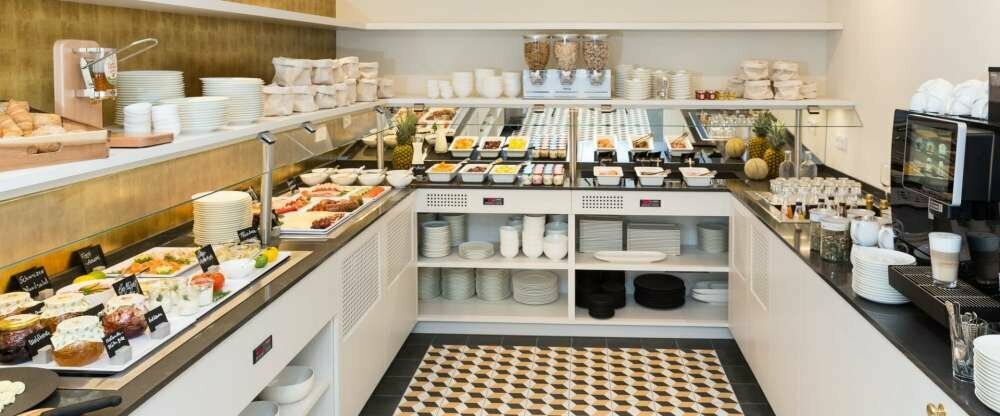 Der tag beginnt mit einem ausgiebigen Frühstück mit regionalen Produkten 