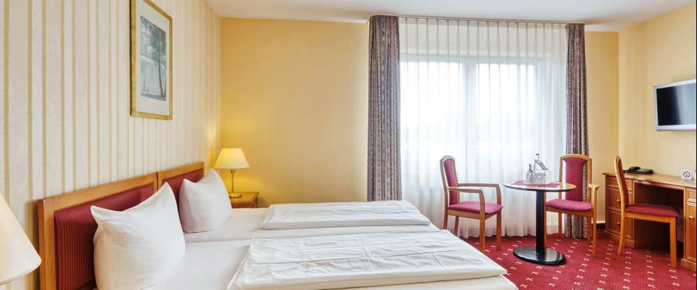 16-21 m² im gemütlichen Landhausstil mit hellem Holz eingerichtet, Landhausbetten (90×200 cm), Flachbild TV, Minibar, Schreibtisch, WLAN, Bad mit Dusche und WC, Fön, Kosmetikspiegel, Pflegeprodukte, Sitzgelegenheit mit Tisch und Stühlen, nur über Treppen 