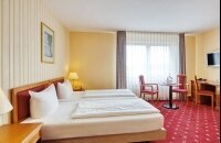 16-21 m² im gemütlichen Landhausstil mit hellem Holz eingerichtet, Landhausbetten (90×200 cm), Flachbild TV, Minibar, Schreibtisch, WLAN, Bad mit Dusche und WC, Fön, Kosmetikspiegel, Pflegeprodukte, Sitzgelegenheit mit Tisch und Stühlen, nur über Treppen