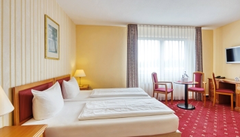 16-21 m² im gemütlichen Landhausstil mit hellem Holz eingerichtet, Landhausbetten (90×200 cm), Flachbild TV, Minibar, Schreibtisch, WLAN, Bad mit Dusche und WC, Fön, Kosmetikspiegel, Pflegeprodukte, Sitzgelegenheit mit Tisch und Stühlen, nur über Treppen 