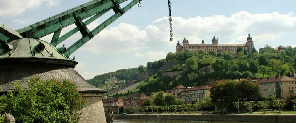 Würzburg am Main mit Blick zur Festung Marienberg