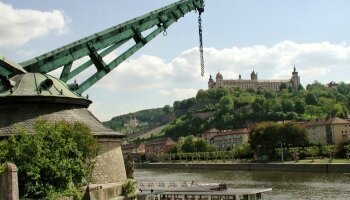 Würzburg am Main mit Blick zur Festung Marienberg