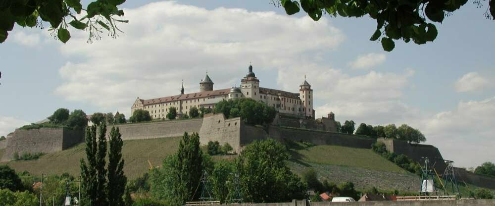 Alte Mainbrücke in Würzburg mit Festung Marienberg