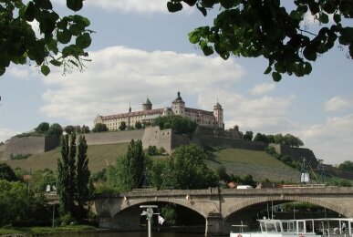 Alte Mainbrücke mit Festung Marienberg, Quelle: AKZENT Hotel Krone