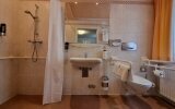 Badezimmer rollstuhlgeeignet - Dusche und Handläufe