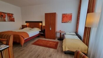 Zimmer mit Zustellbett