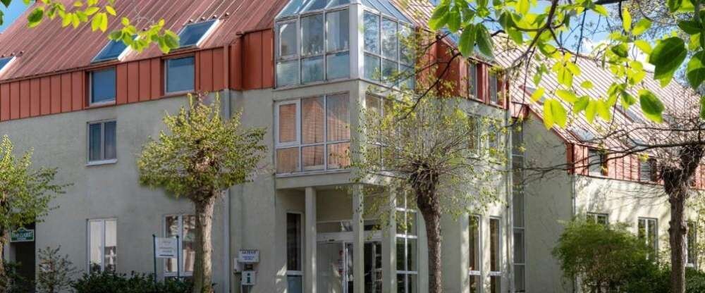 AKZENT Parkhotel Trebbin - Hotel-Außenansicht