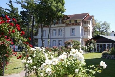 AKZENT Waldhotel SPA Rügen - Hotel-Außenansicht, Quelle: AKZENT Waldhotel SPA Rügen 