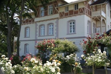 AKZENT Waldhotel SPA Rügen - Hotel-Außenansicht, Quelle: AKZENT Waldhotel SPA Rügen 