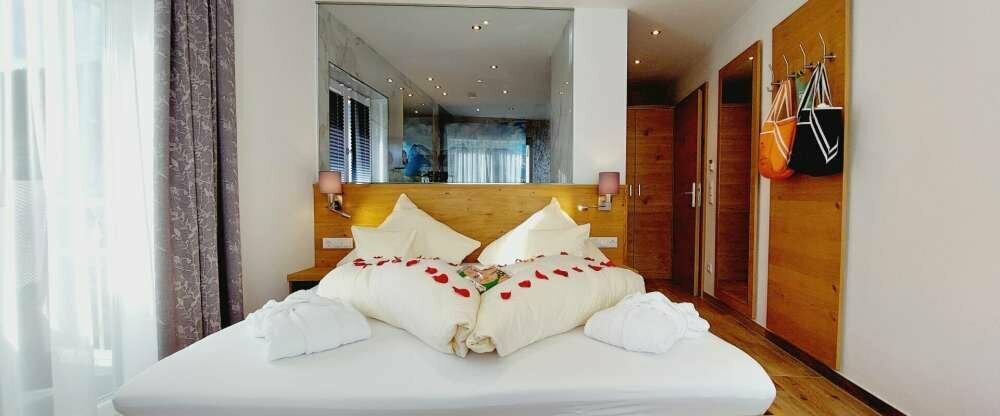 Alpenzauber-Junior-Suite-Design mit Whirlpool, Balkon oder Terrasse