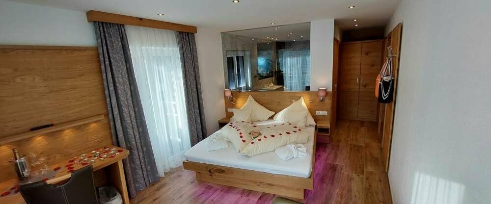 Alpenzauber-Junior-Suite-Design mit Whirlpool, Balkon oder Terrasse