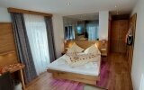 Alpenzauber-Junior-Suite-Design mit Whirlpool, Balkon oder Terrasse