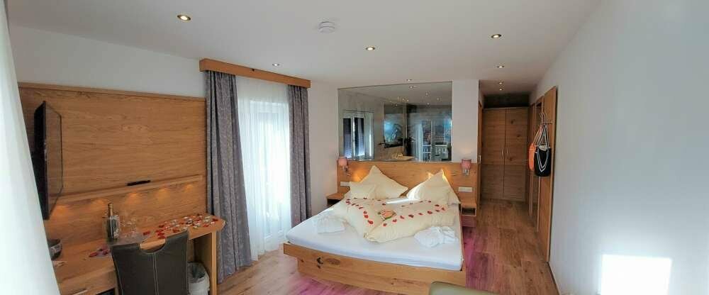 Alpenzauber-Junior-Suite-Design mit Whirlpool, Balkon oder Terrasse