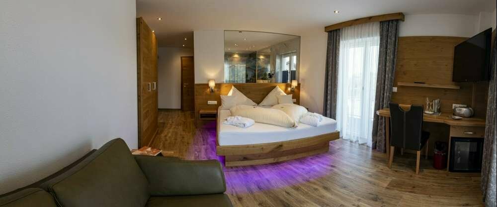 Alpenzauber-Junior-Suite-Design mit Whirlpoolbadewanne