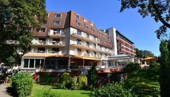 Blick aus dem Biergarten auf das Hotelgebäude
