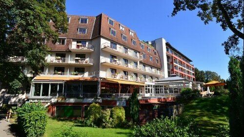 Blick aus dem Biergarten auf das Hotelgebäude