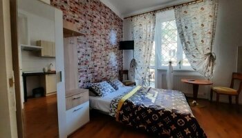Apartment mit Doppelbett für zwei Personen mit Standard Ausstattung, voll ausgestatteter Küche und Balkon. Eigenes Badezimmer.