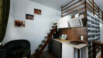 Apartment #53/1a mit drei Einzelbetten und einem französischem Doppelbett für 5 Personen mit Standard Ausstattung und eigener Küchenzeile. Außerdem steht Ihnen eine Waschmaschine zur Verfügung.