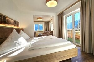Das Apartment mit ca. 28 m² Wohnfläche bietet Platz für 2 – 4 Personen. Herrlicher, direkter Ausblick vom Ost-Süd-Panoramabalkon auf Oberstdorf, das Tal und die Bergwelt mit dem Nebelhorn können Gäste hier rund um die Uhr genießen. Zimmerausstattung: S