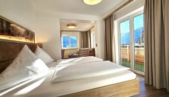 Das Apartment mit ca. 28 m² Wohnfläche bietet Platz für 2 – 4 Personen. Herrlicher, direkter Ausblick vom Ost-Süd-Panoramabalkon auf Oberstdorf, das Tal und die Bergwelt mit dem Nebelhorn können Gäste hier rund um die Uhr genießen. Zimmerausstattung: S