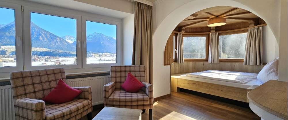 Das romantische Apartment mit privatem Eingang hat ca. 42 m² und ist für 2 – 4 Personen geeignet. Ein rundes Doppelbett im Erker mit Fensterfront eröffnet Ihnen ein direkter Süd-Panoramablick auf Oberstdorf, das Tal und die Bergwelt mit dem Nebelhorn. 