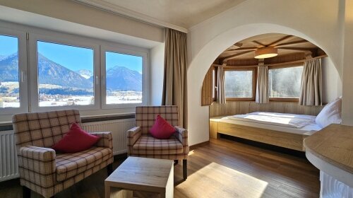 Das romantische Apartment mit privatem Eingang hat ca. 42 m² und ist für 2 – 4 Personen geeignet. Ein rundes Doppelbett im Erker mit Fensterfront eröffnet Ihnen ein direkter Süd-Panoramablick auf Oberstdorf, das Tal und die Bergwelt mit dem Nebelhorn.

