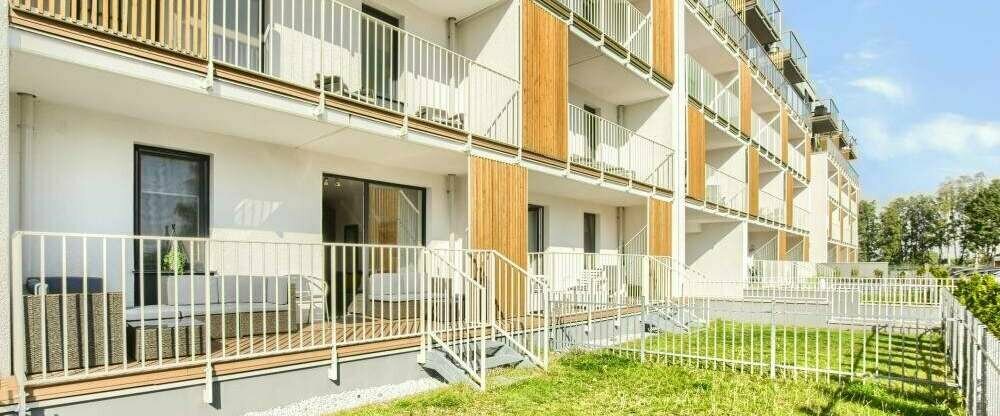 Seaside Garden befindet sich im Apartmenthaus Feniks einem der interessantesten Entwicklungsinvestitionen, die in den letzten Jahren in Kolberg gebaut wurden. Das geschlossene, geschützte Gebiet ist nicht nur ein angenehmer Ort zum Entspannen, sondern bie