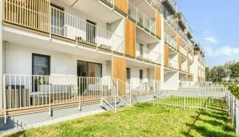 Seaside Garden befindet sich im Apartmenthaus Feniks einem der interessantesten Entwicklungsinvestitionen, die in den letzten Jahren in Kolberg gebaut wurden. Das geschlossene, geschützte Gebiet ist nicht nur ein angenehmer Ort zum Entspannen, sondern bie