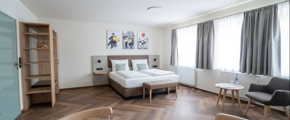 40,5 m² In jedem Zimmer erwarten die Gäste Behaglichkeit, Komfort, Eleganz und Bequemlichkeit, verbunden mit individuellem Service. W-lan ist kostenlos verfügbar im gesamten Hotel und Restaurant Bereich.