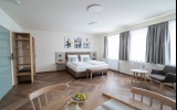 40,5 m² In jedem Zimmer erwarten die Gäste Behaglichkeit, Komfort, Eleganz und Bequemlichkeit, verbunden mit individuellem Service. W-lan ist kostenlos verfügbar im gesamten Hotel und Restaurant Bereich.