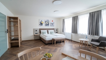 40,5 m² In jedem Zimmer erwarten die Gäste Behaglichkeit, Komfort, Eleganz und Bequemlichkeit, verbunden mit individuellem Service. W-lan ist kostenlos verfügbar im gesamten Hotel und Restaurant Bereich.