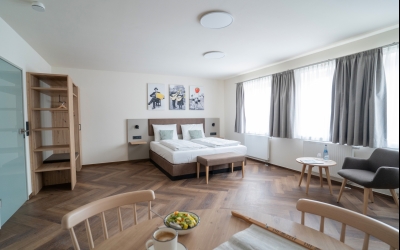 40,5 m² In jedem Zimmer erwarten die Gäste Behaglichkeit, Komfort, Eleganz und Bequemlichkeit, verbunden mit individuellem Service. W-lan ist kostenlos verfügbar im gesamten Hotel und Restaurant Bereich.