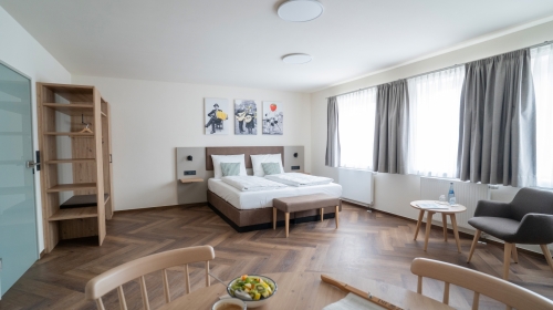 40,5 m² In jedem Zimmer erwarten die Gäste Behaglichkeit, Komfort, Eleganz und Bequemlichkeit, verbunden mit individuellem Service. W-lan ist kostenlos verfügbar im gesamten Hotel und Restaurant Bereich.