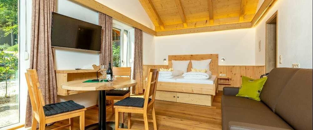 Das Appartement hat eine Wohnfläche von ca. 30m² auf einer Etage (im Erdgeschoss), Wohn-/Schlafraum mit Zirbenholz-Doppelbett, Naturleder-Ausziehsofa, voll ausgestatteter Küche, Badezimmer mit DU/WC, Esstisch, Flat-TV, Telefon und WLAN. Jedes Appartement 