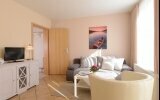 Beispielfoto eines Appartaments mit Wohnzimmer, Schlafzimmer, Küche, Dusche-WC und Balkon oder Terrasse
