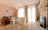 Beispielfoto eines Appartaments mit Wohnzimmer, Schlafzimmer, Küche, Dusche-WC und Balkon oder Terrasse