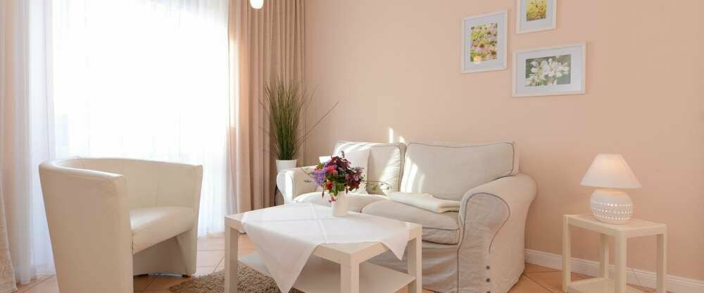 Beispielfoto eines Appartaments mit Wohnzimmer, Schlafzimmer, Küche, Dusche-WC und Balkon oder Terrasse