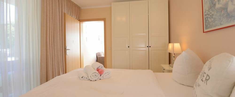 Beispielfoto eines Appartaments mit Wohnzimmer, Schlafzimmer, Küche, Dusche-WC und Balkon oder Terrasse