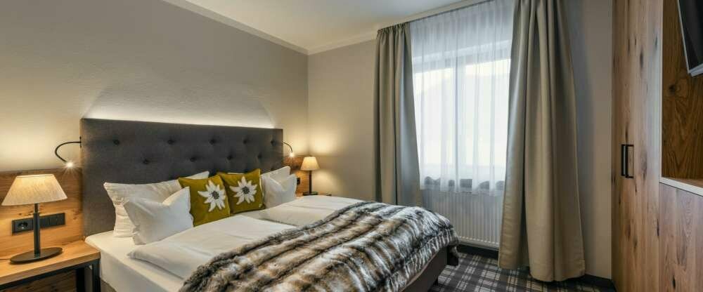 Suite mit einem Schlafzimmer, geräumigem Wohnzimmer und Südbalkon.