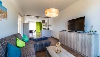 Die Appartements Ankerplatz sind im 1.Obergeschoß, der Zugang erfolgt über eine Außentreppe. 2 Schlafzimmer mit je 1 Doppelbett (180 x 200), 1 Badezimmer mit WC, Badewanne & Dusche, Fön 1 Infrarotkabine 1 Wohn-/ Essbereich mit Einbauküche, Esstisc