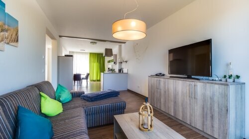 Die Appartements Ankerplatz sind im 1.Obergeschoß, der Zugang erfolgt über eine Außentreppe.
2 Schlafzimmer mit je 1 Doppelbett (180 x 200),
1 Badezimmer mit WC, Badewanne & Dusche, Fön
1 Infrarotkabine
1 Wohn-/ Essbereich mit Einbauküche, Esstisc