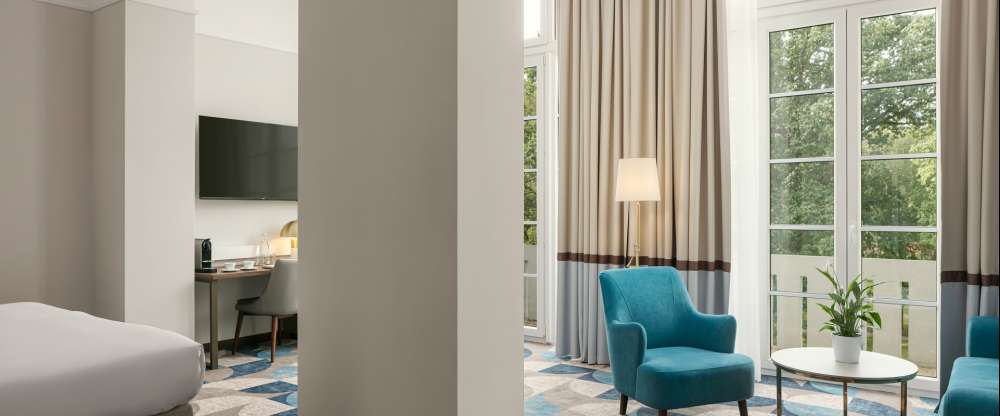 Das großzügige Platzangebot eines der größten Zimmer in modernem Design mit hohen Decken und einem atemberaubenden Blick auf den angrenzenden Park, zusammen mit dem exzellenten Service des Hotels, garantiert Ihnen einen unvergesslichen Aufenthalt.