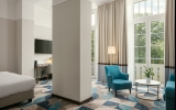 Das großzügige Platzangebot eines der größten Zimmer in modernem Design mit hohen Decken und einem atemberaubenden Blick auf den angrenzenden Park, zusammen mit dem exzellenten Service des Hotels, garantiert Ihnen einen unvergesslichen Aufenthalt.