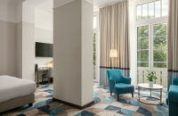 Das großzügige Platzangebot eines der größten Zimmer in modernem Design mit hohen Decken und einem atemberaubenden Blick auf den angrenzenden Park, zusammen mit dem exzellenten Service des Hotels, garantiert Ihnen einen unvergesslichen Aufenthalt.