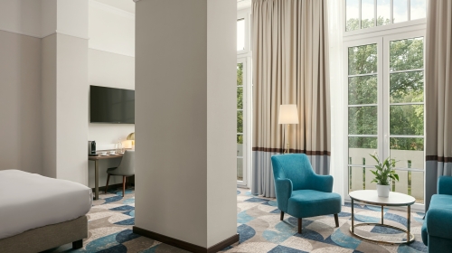 Das großzügige Platzangebot eines der größten Zimmer in modernem Design mit hohen Decken und einem atemberaubenden Blick auf den angrenzenden Park, zusammen mit dem exzellenten Service des Hotels, garantiert Ihnen einen unvergesslichen Aufenthalt.