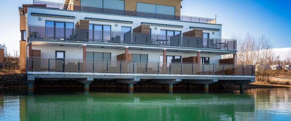 Die Appartements Kapitänskajüte liegen im Erd- oder Obergeschoß direkt am See mit Panoramablick auf die Marina und den See. Diese teilen sich in einen großzügigen Wohn- und Essbereich mit Einbauküche, ein Schlafzimmer und ein Bad mit Dusche und WC mit 2 