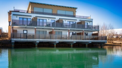 Die Appartements Kapitänskajüte liegen im Erd- oder Obergeschoß direkt am See mit Panoramablick auf die Marina und den See. Diese teilen sich in einen großzügigen Wohn- und Essbereich mit Einbauküche, ein Schlafzimmer und ein Bad mit Dusche und WC
mit 2 